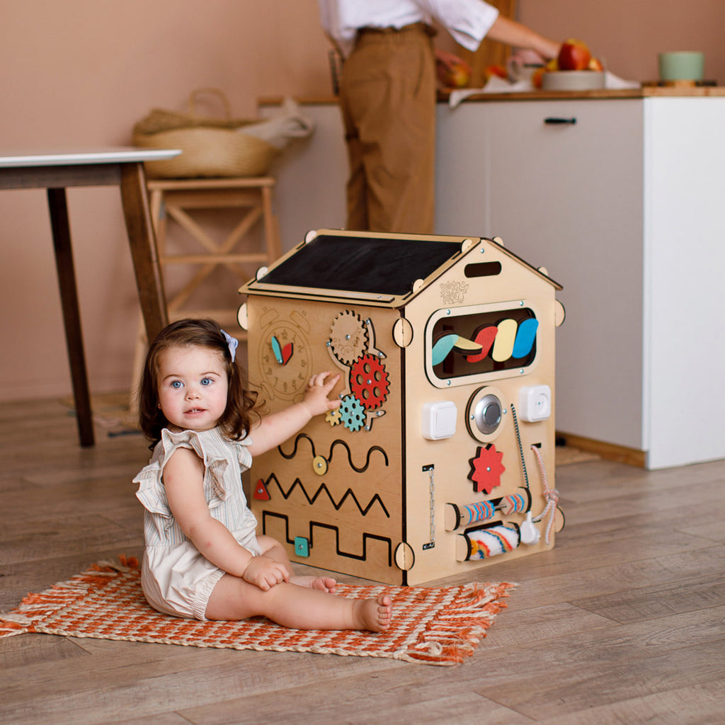 Una herramienta lúdica para fomentar el desarrollo de la motricidad fina de tu hijo: ¡la casita educativa de BusyKids!