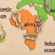 BusyKids Mapa del mundo de madera con figuras magnéticas de animales